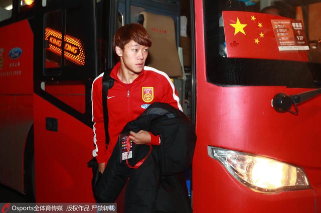 曼联希望尽快与法国后卫进行对话，但俱乐部不会以目前的标准触发续约选项，而是必须调整相关条款，否则瓦拉内就将在今夏离开。